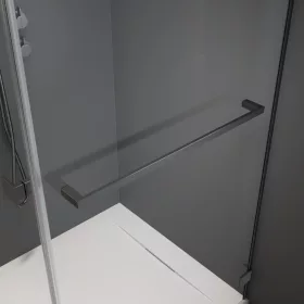 Szálcsiszolt fegyvermetál törölközőtartó